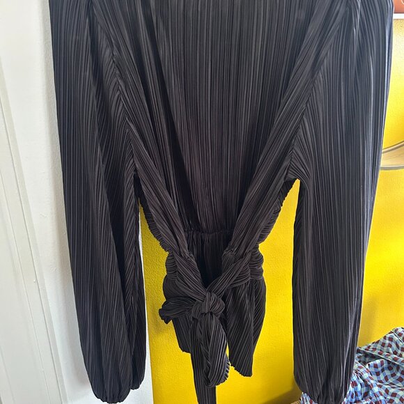 ASTR The Label Pleated Surplice Long Sleeve Peplum Top Black size M - Picture 2 of 3